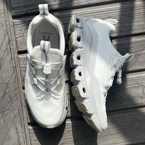 ON CLOUDAWAY SNEAKERS